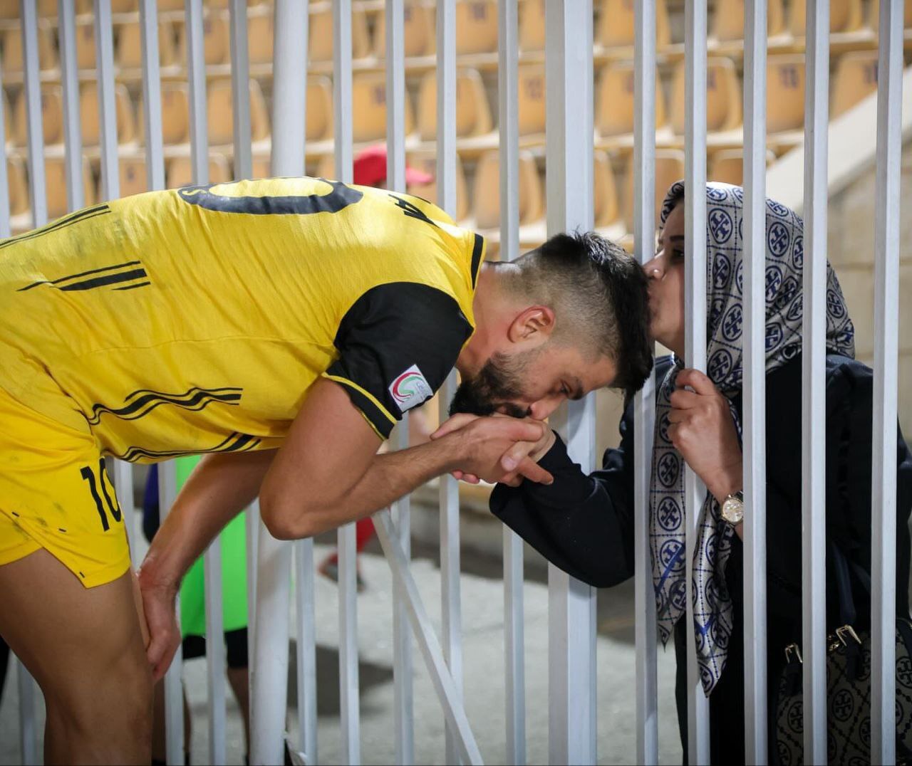 بوسه احساسی فردین نجفی بر دستان مادرش در حاشیه بازی فجرسپاسی و استقلال