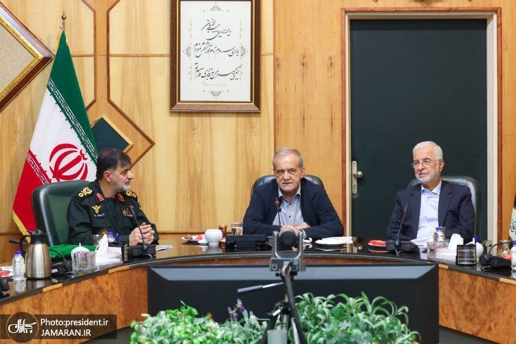 عکس/ پزشکیان سرزده به دیدار سردار رادان رفت