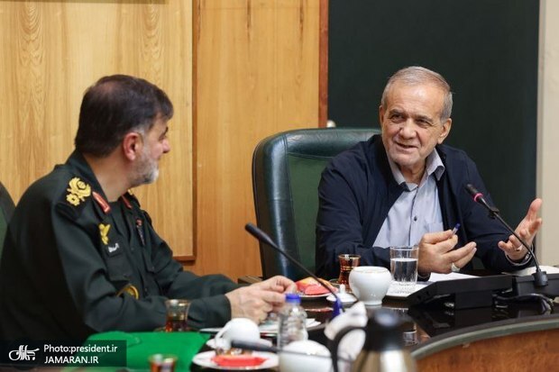 عکس/ پزشکیان سرزده به دیدار سردار رادان رفت