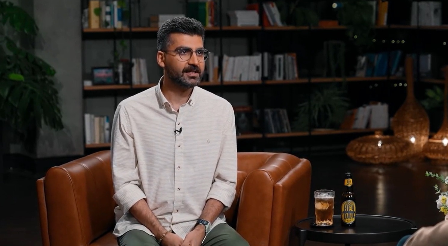 مجتبی شکوری کیست؟ / از کودکی پرچالش تا شهرت در کتاب باز و رادیو راه