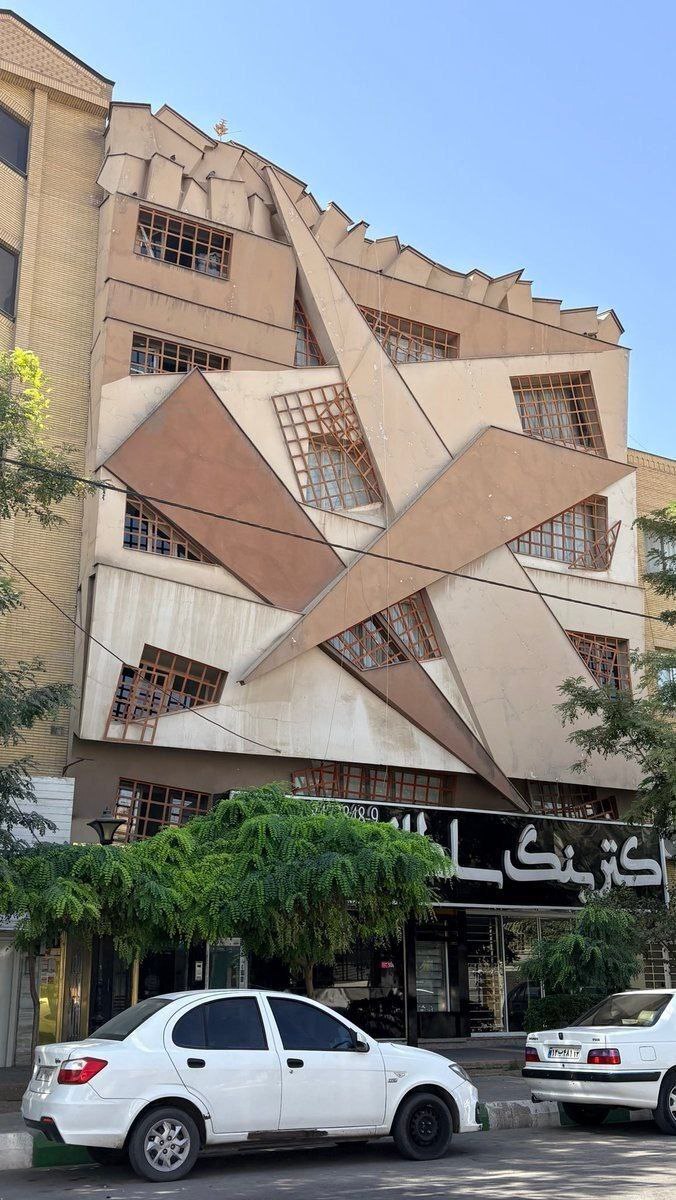 نمای عجیب یک ساختمان
