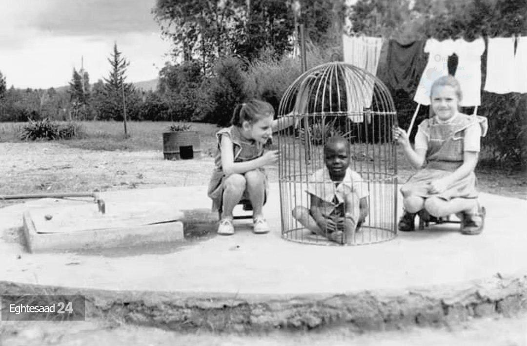 قرار دادن کودک آفریقایی در قفس