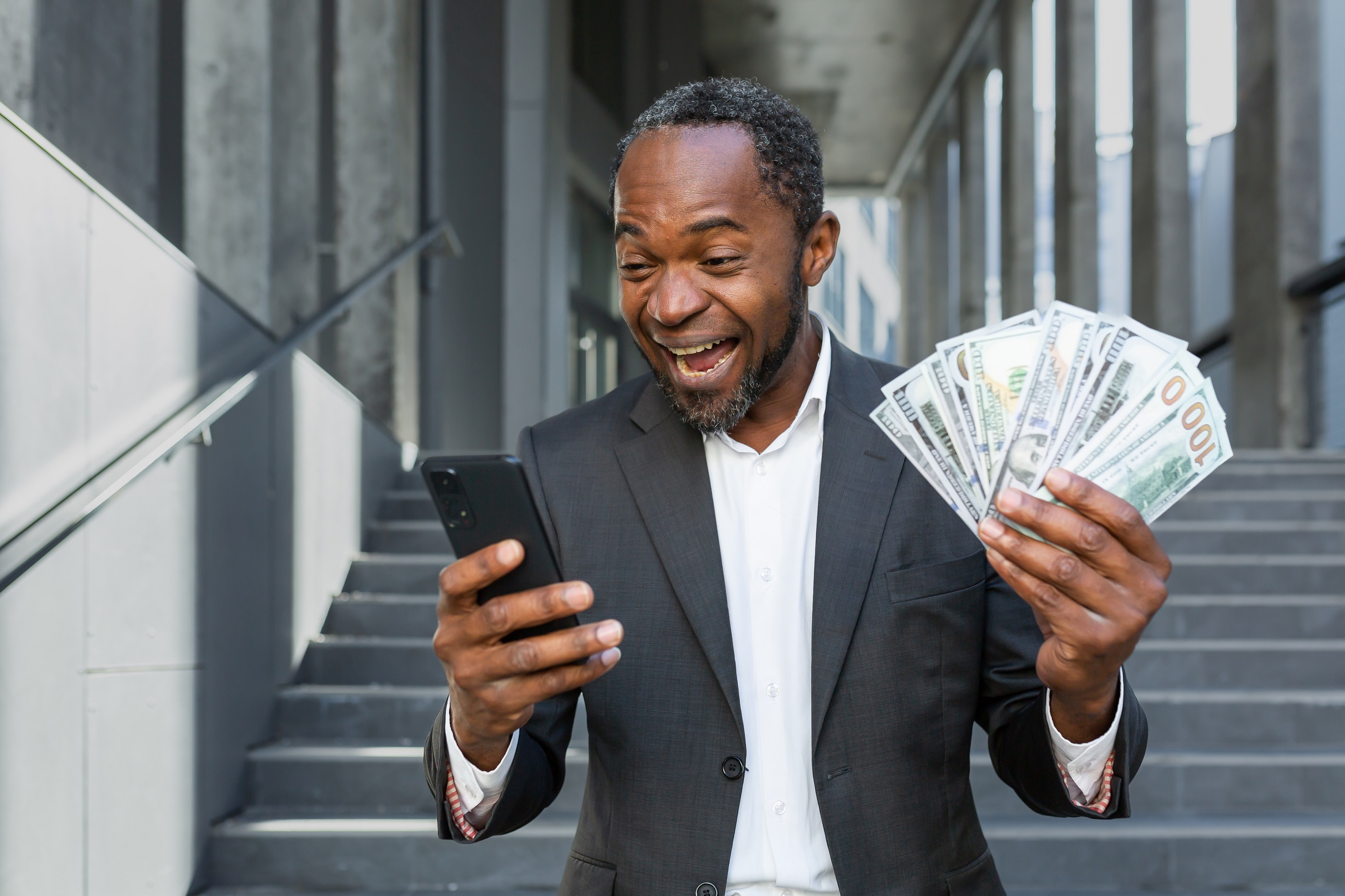 چگونه درآمد دلاری داشته باشیم بدون مهاجرت؟ ۱۰ راه واقعی و قابل اجرا برای ایرانیه درآمد از پلتفرم