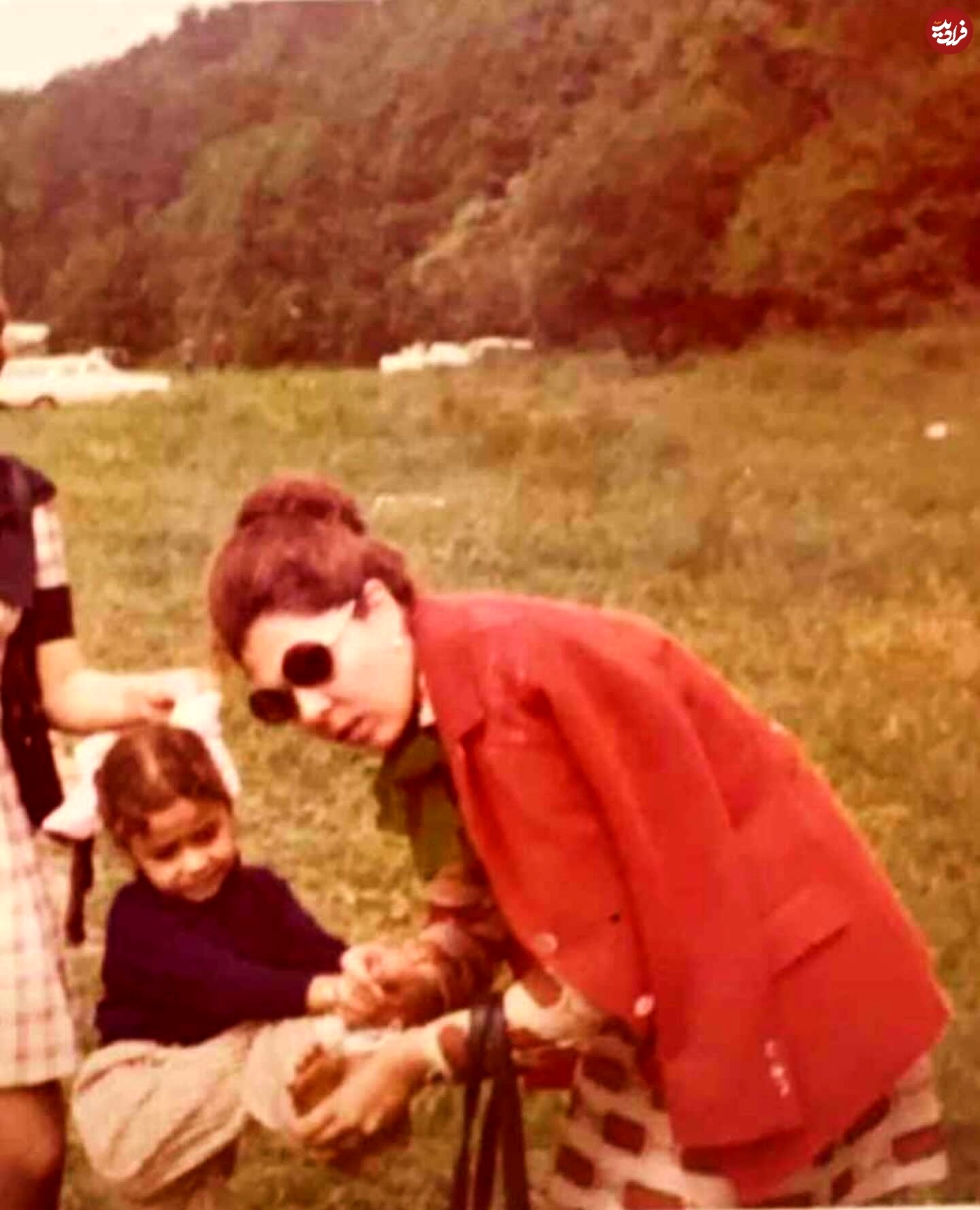 عکس/ ساجده همسر نخست صدام در حال طبیعت‌گردی با دخترش رغد