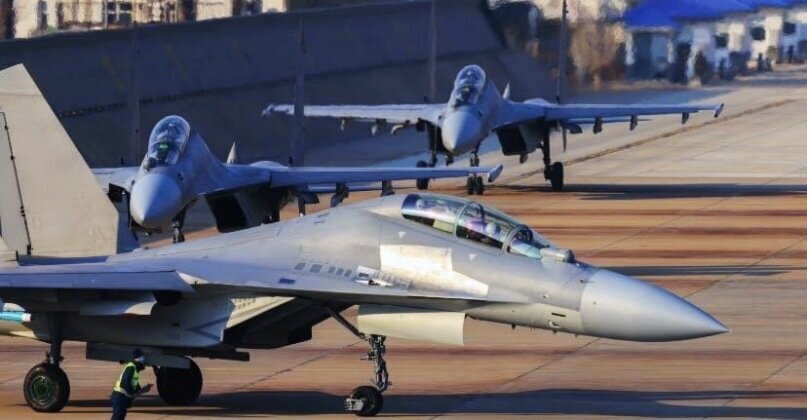 جنگنده جی ۱۶ مقابل اف ۲۲ قد علم کرد +عکس