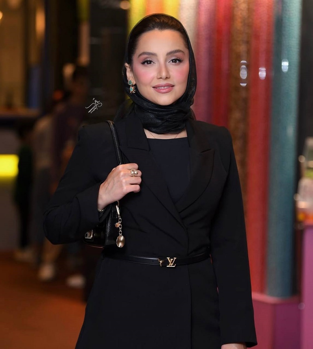 عکس/ استایل جسورانه نازنین بیاتی در مراسم اکران مردمی یک فیلم