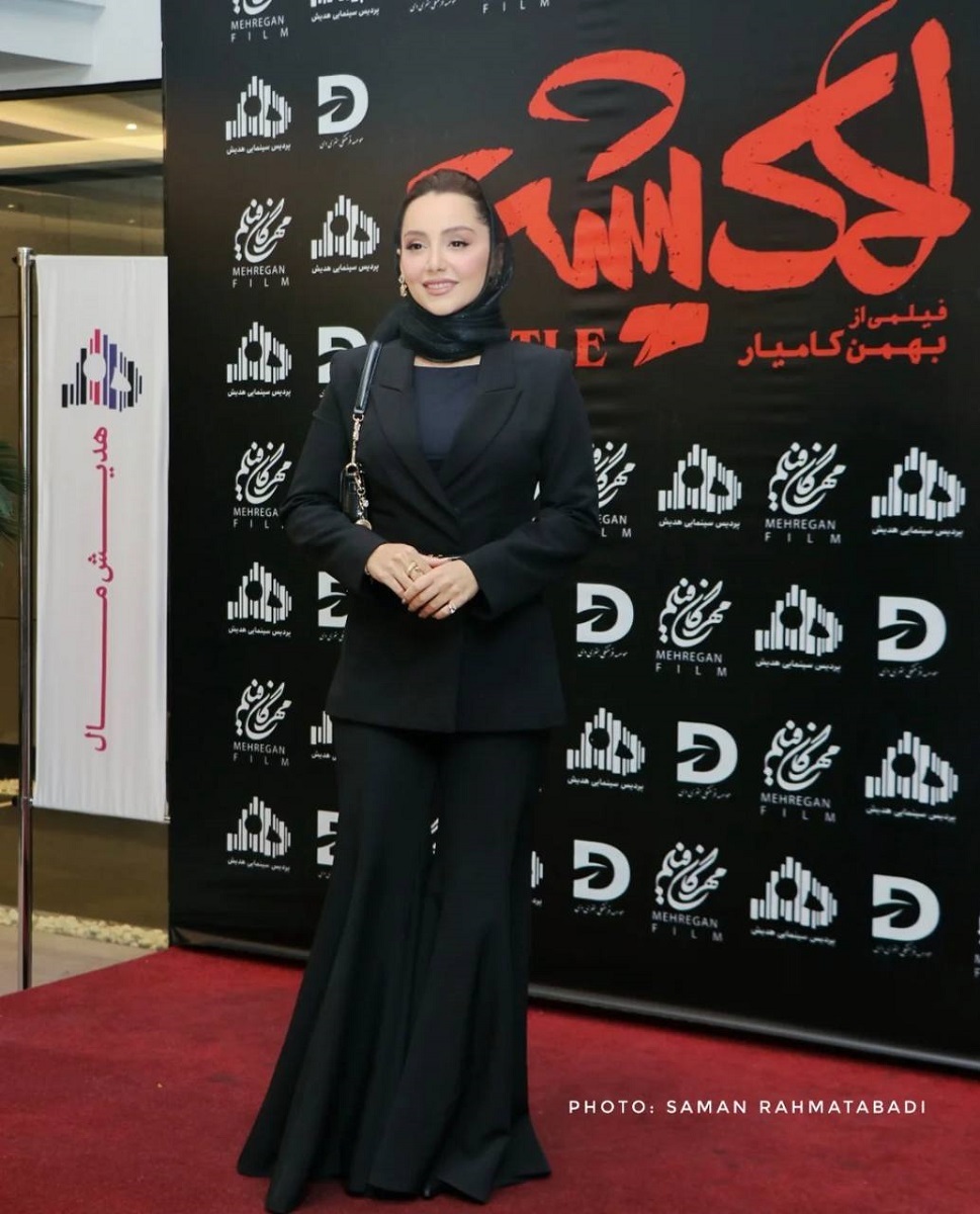 عکس/ استایل جسورانه نازنین بیاتی در مراسم اکران مردمی یک فیلم