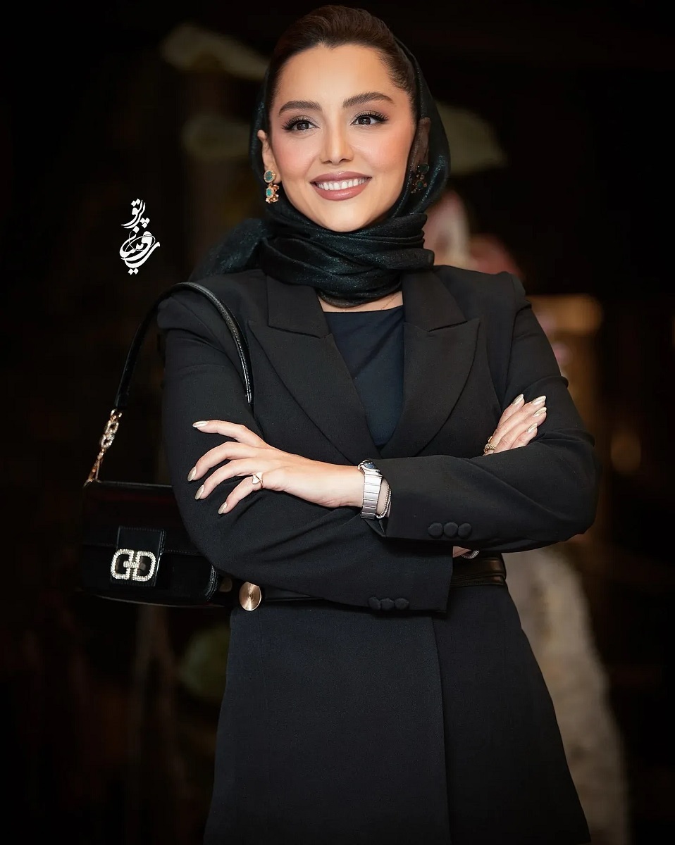 عکس/ استایل جسورانه نازنین بیاتی در مراسم اکران مردمی یک فیلم