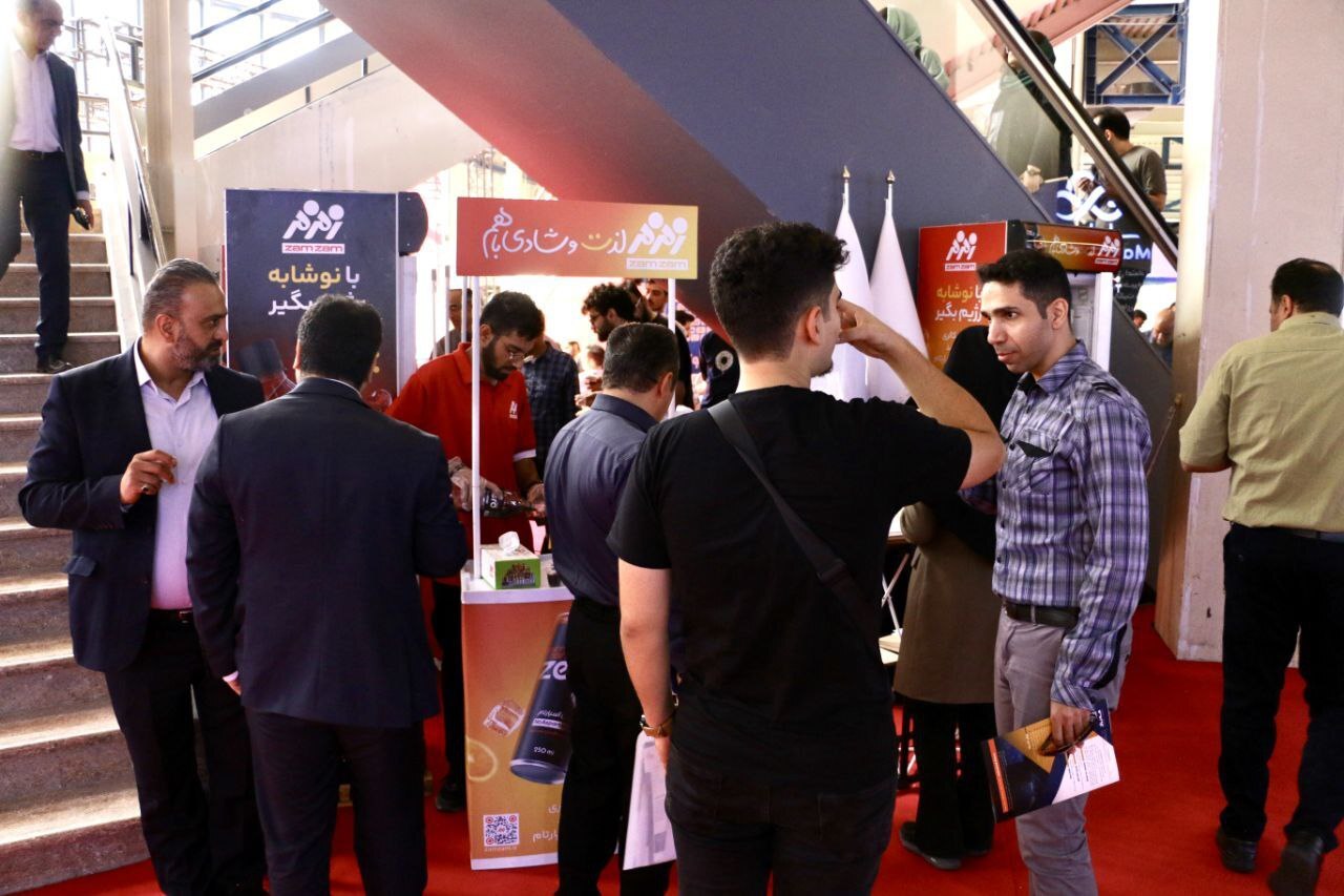 زمزم همراه واقعی مردم؛ جرعههای کوچک، اما نفس ساز زمزم همراه واقعی مردم؛ جرعههای کوچک، اما نفس ساز