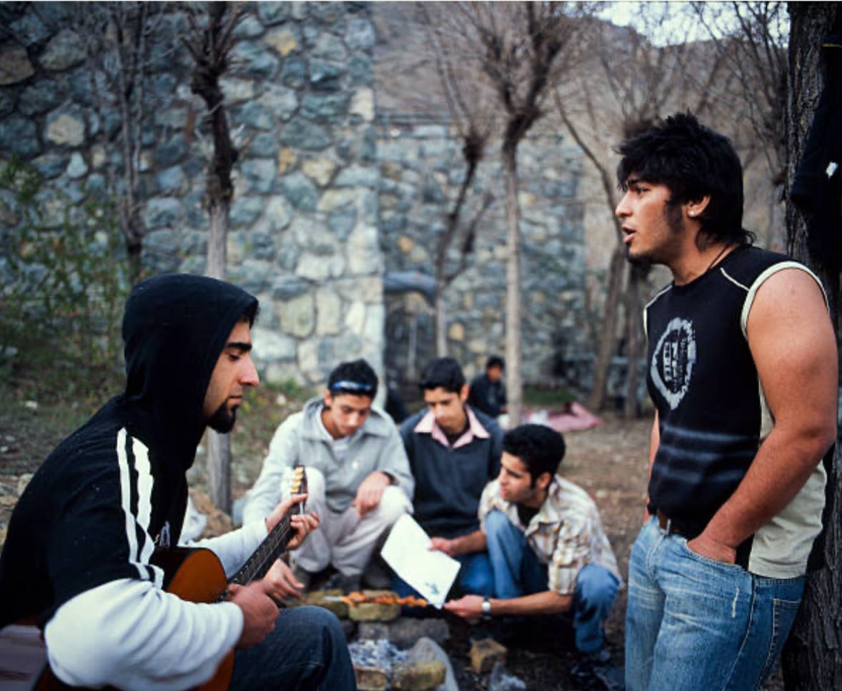 خوشگذرانی چند جوان