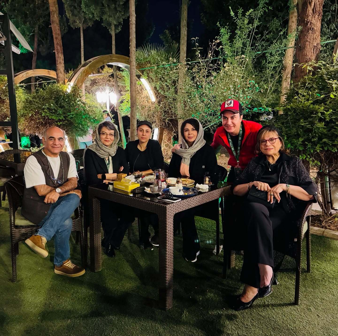 چند هنرمند مشهور در یک کافه