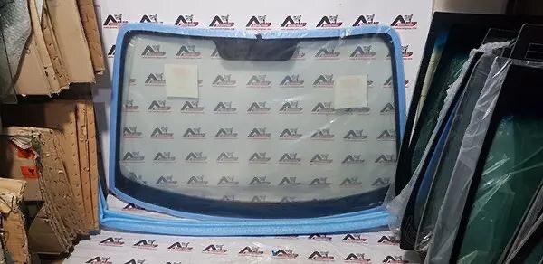 قیمت واقعی تعویض شیشه خودرو در سال ۱۴۰۴ + جدول مقایسه‌ای برندها