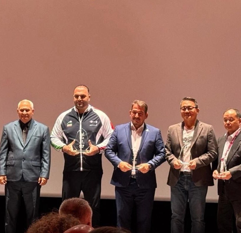 عکس/ تصویری از جام قهرمانی در دستان بهداد سلیمی سرمربی تیم ملی وزنه برداری ایران