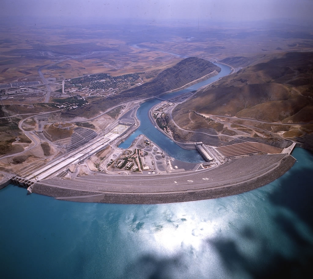 تشنه در خانه، پر تنش در مرزها