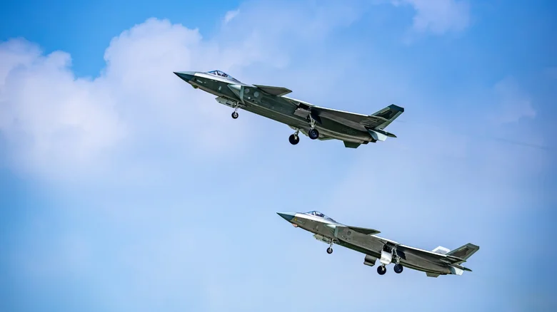 چرا جنگنده جی ۲۰ چین از اف ۳۵ آمریکا گران تر است