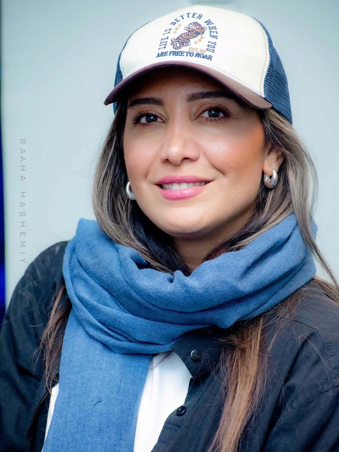 نیکی مظفری با لباس و کلاه برند گرانقیمت