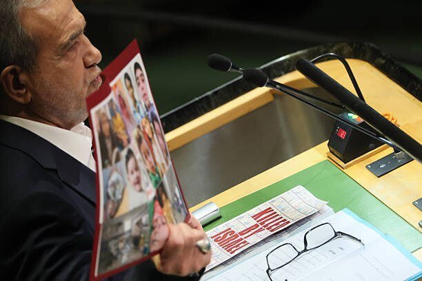 عکس/ پزشکیان در سازمان ملل تصاویر شهدای حملات رژیم صهیونیستی را در دست گرفت