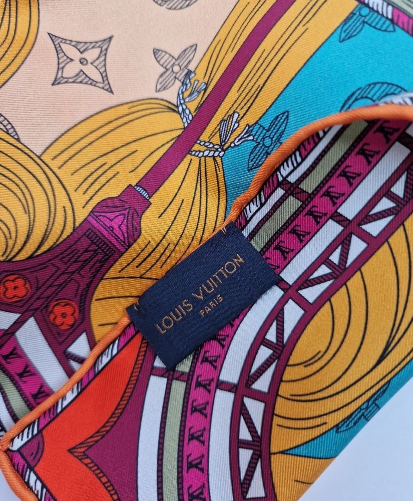 روسری لاکچری همسر عراقچی