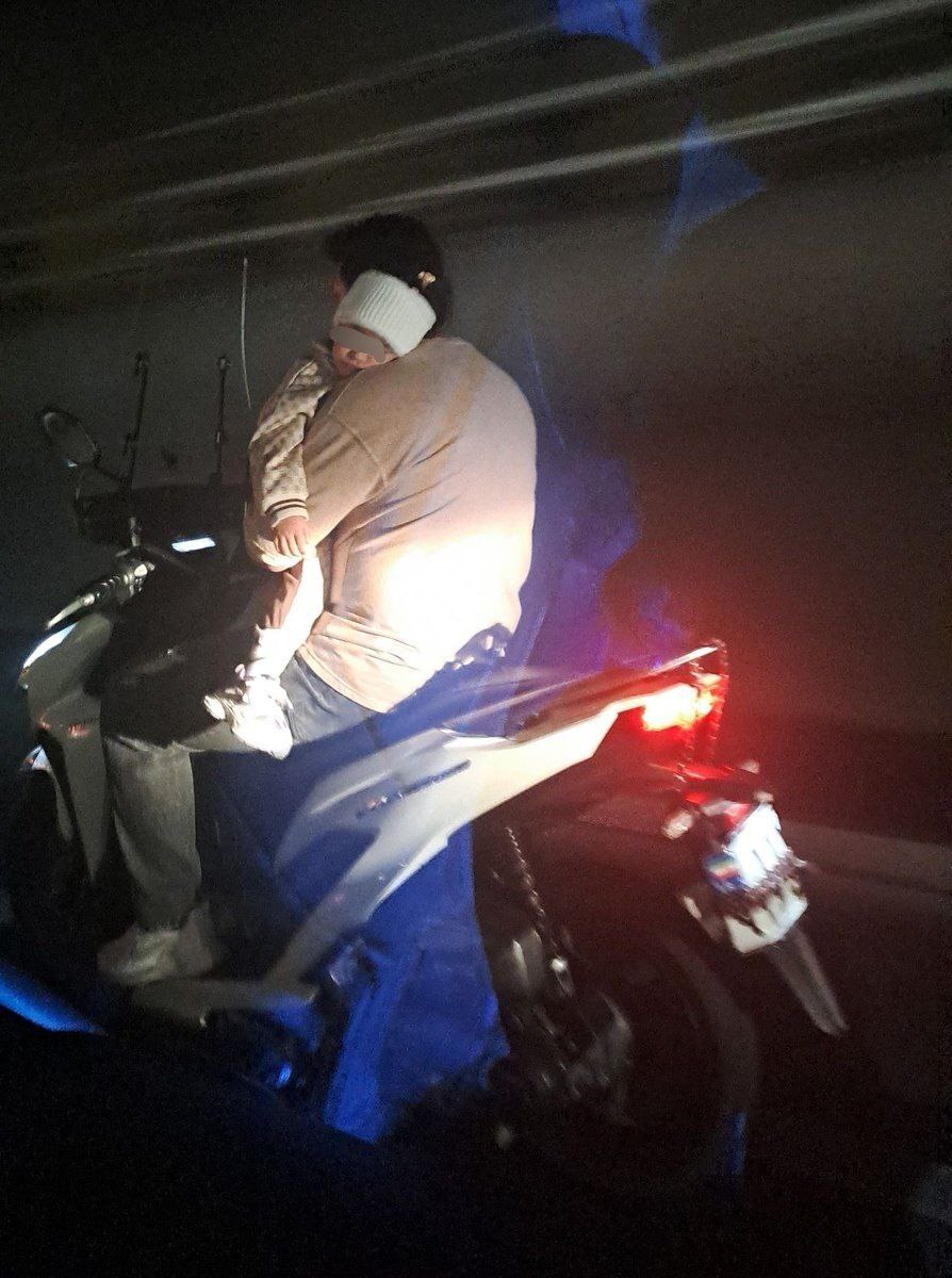 مرد موتورسوار و فرزندش در اتوبان تهران