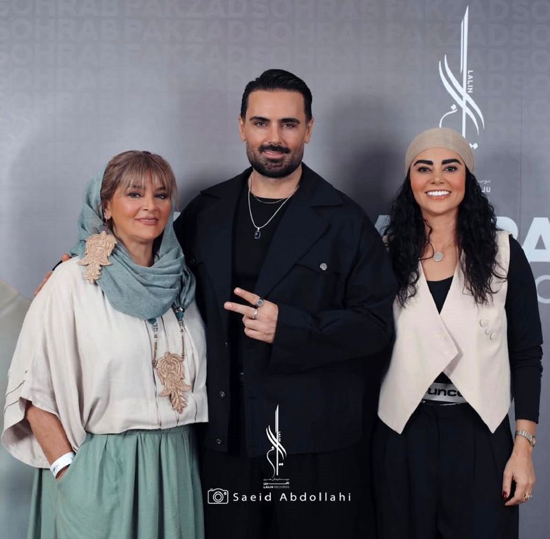 سهراب پاکزاد در کنار مادر جوان و زیبایش