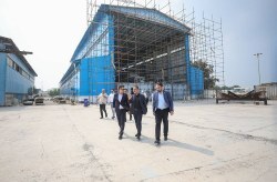 بازدید میدانی معاون اقتصادی و سرمایه‌گذاری سازمان منطقه آزاد کیش از پروژه‌های عمرانی و صنعتی