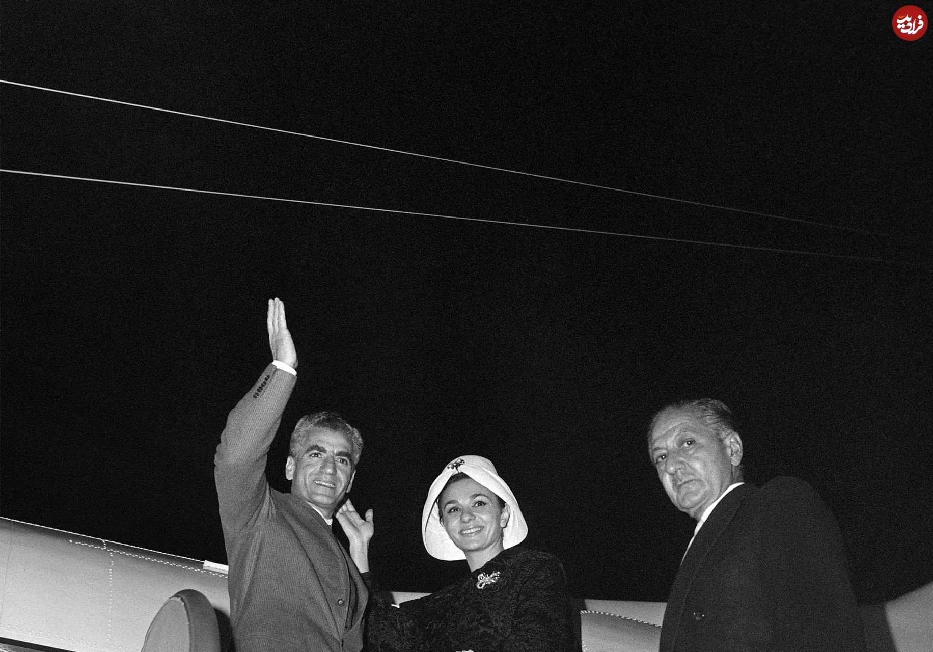 محمدرضا پهلوی در حال خروج از فرانسه