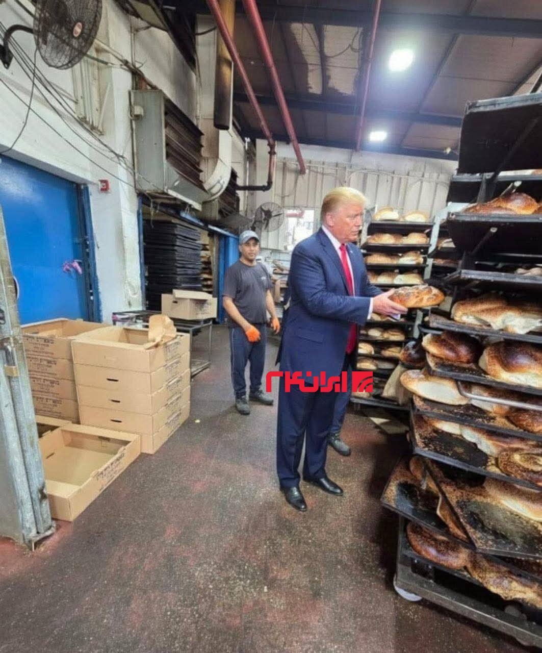 عکس/ توقف غیرمنتظره ترامپ در راه کنست برای خرید نان