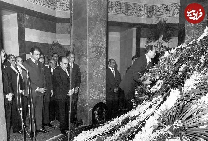 عکس/ اردشیر زاهدی، هویدا و اعضای هیئت دولت در مقبره رضاشاه