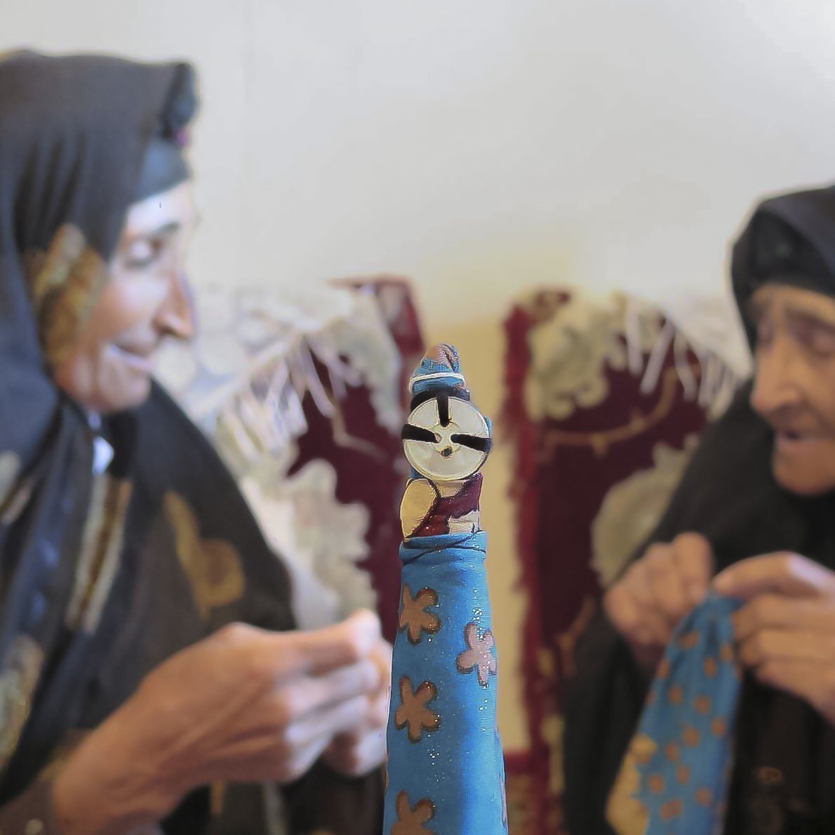 زمین با دستان زنان نفس میکشد زمین با دستان زنان نفس میکشد