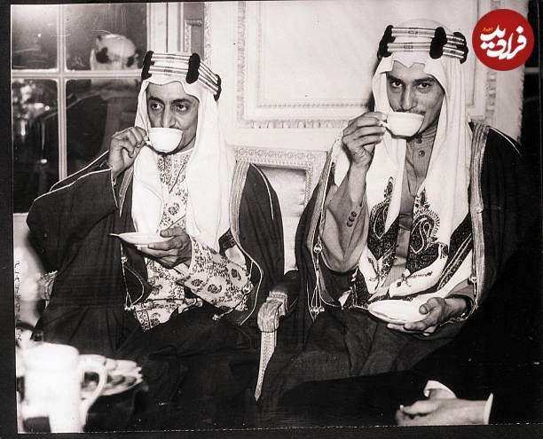 پادشاه عربستان در حال نوشیدن چای در کنفرانس فلسطین