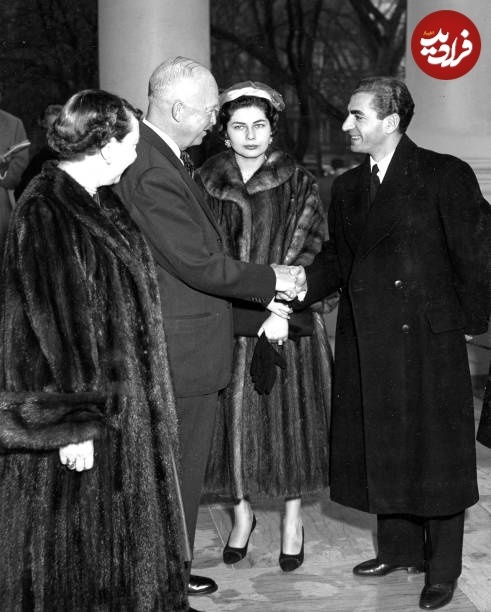 محمدرضا پهلوی در حال دست دادن با رئیس جمهور آمریکا