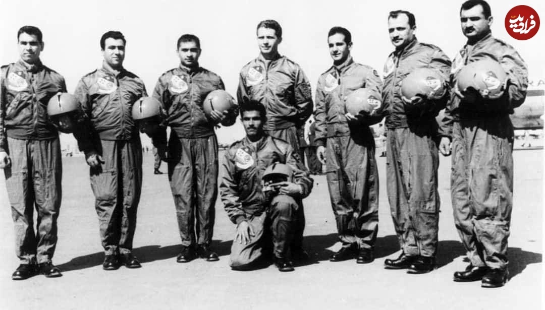 نادر جهانبانی در کنار خلبانان تیم تاج طلایی