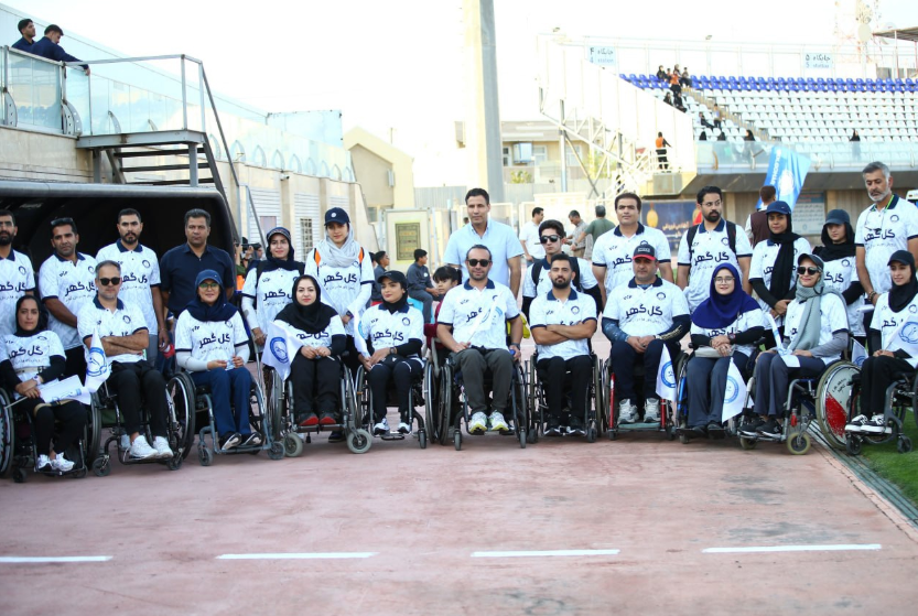 بازیکنان گل‌گهر هنگام ورود به زمین