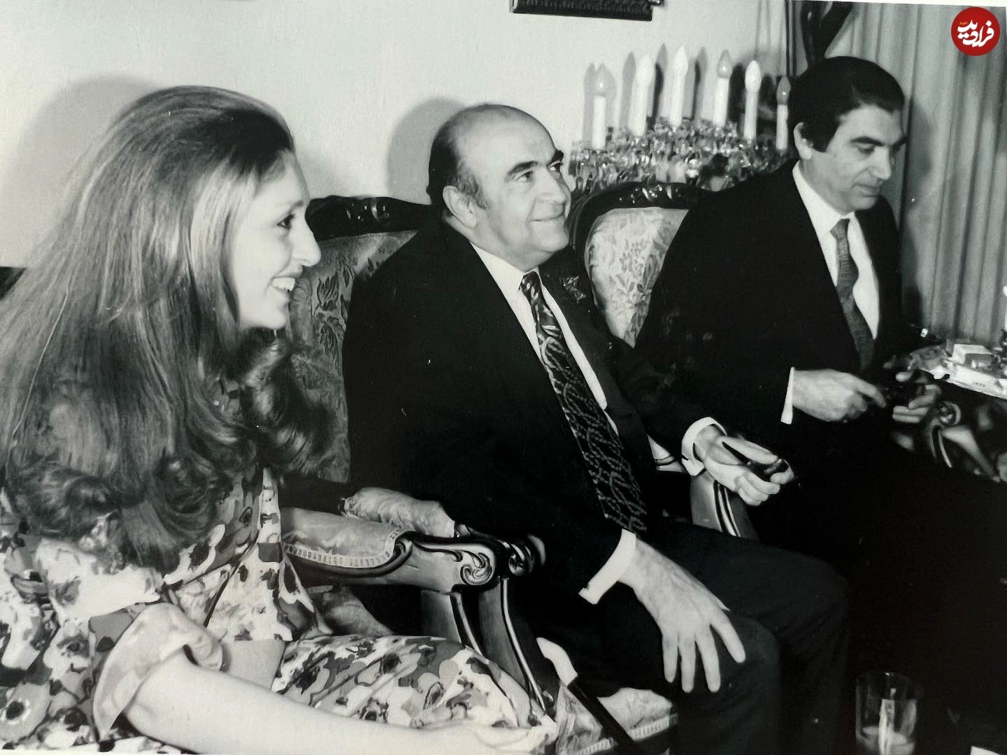 هویدا در کنار غلامرضا پهلوی و همسر دوم اش