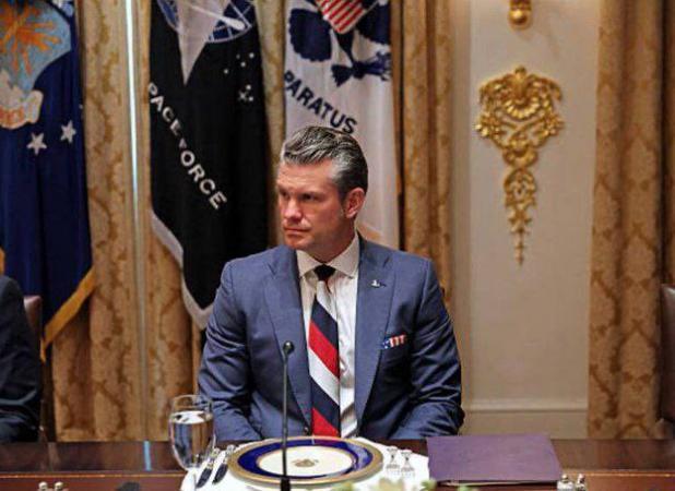 وزیر جنگ آمریکا با کروات پرچم روسیه!