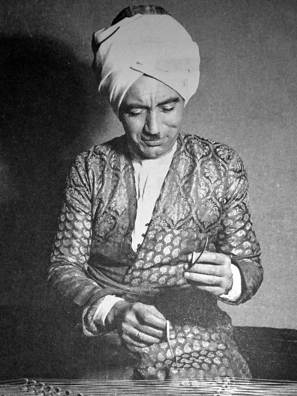 چهره متفاوت ابوالحسن‌خان صبا در لباس محلی