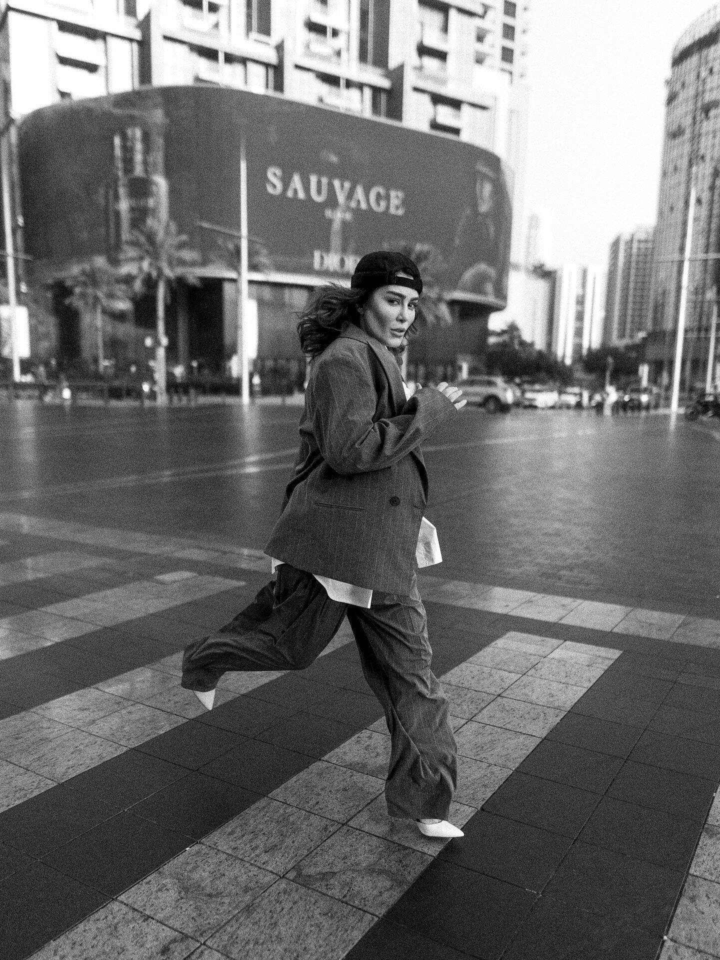 سحر قریشی در خیابان‌های دبی