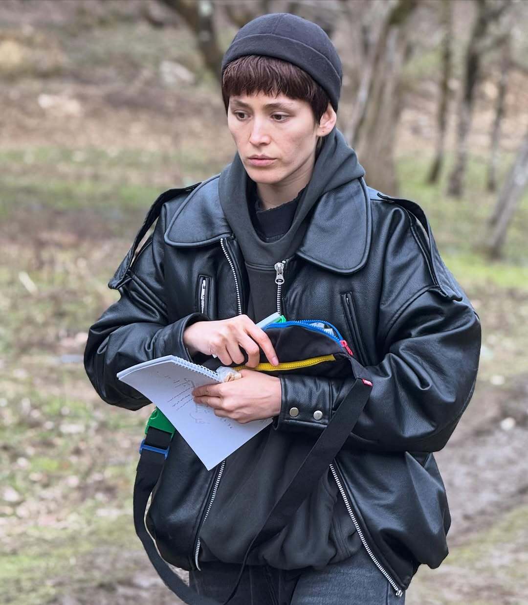 فرشته حسینی با کاپشن چرم