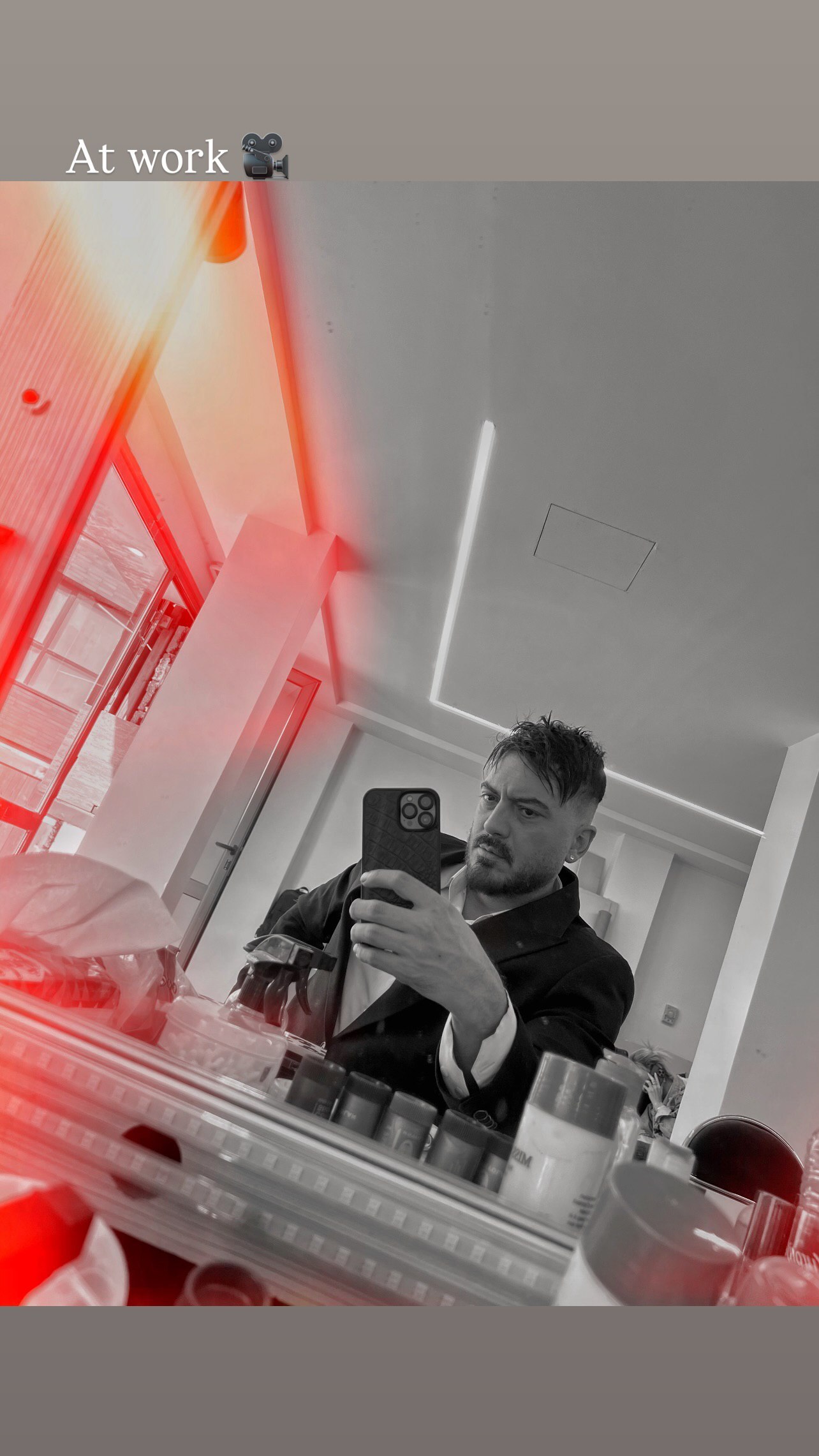 نیما شاهرخ شاهی در اتاق گریم