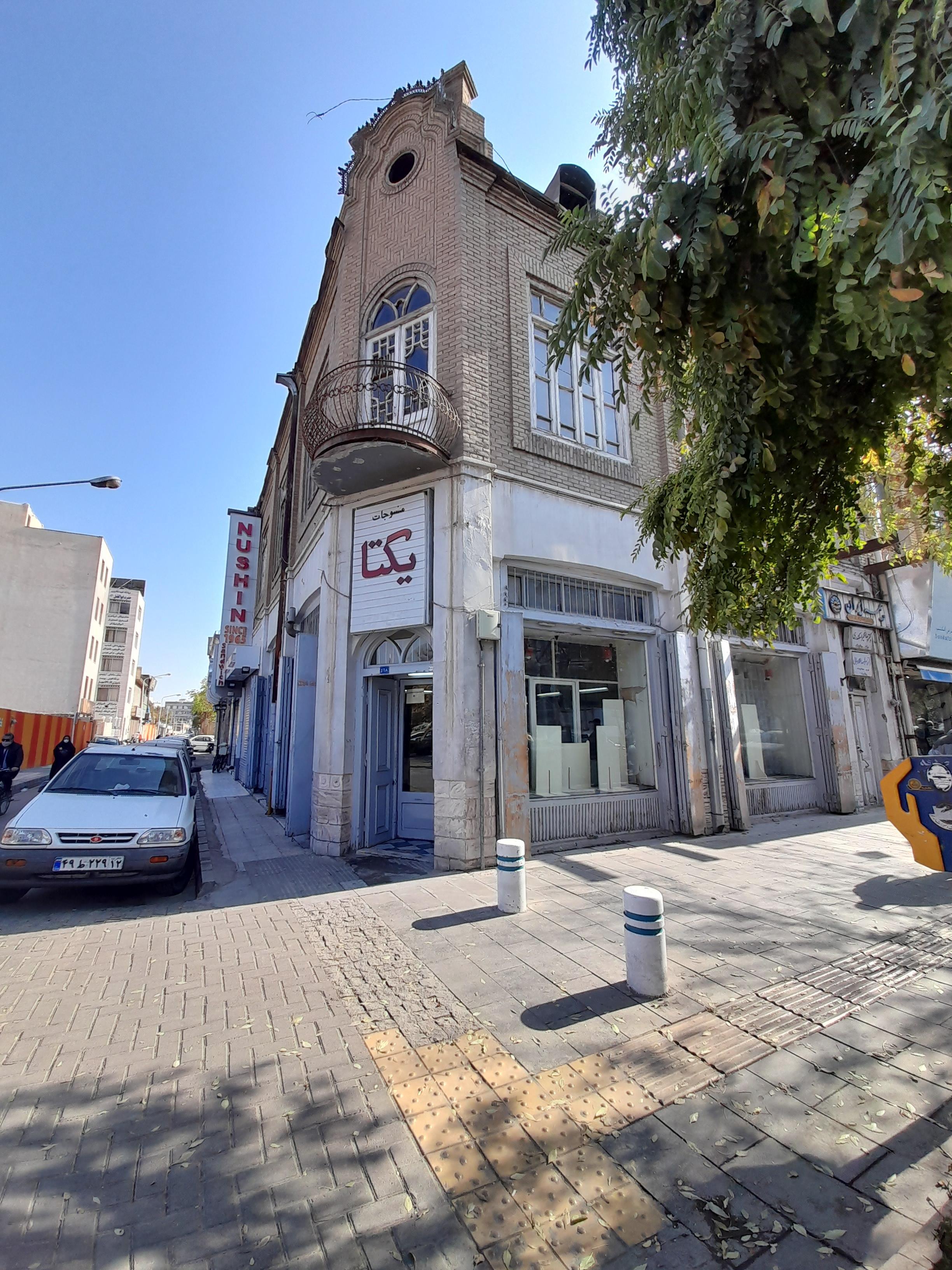 تابلوی عمودی فروشگاه منسوجات یکتا