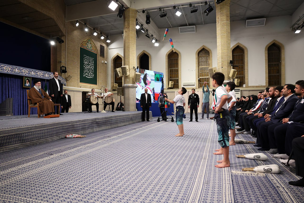 کودک ورزشکار در کنار رهبری کودک ورزشکار در کنار رهبری