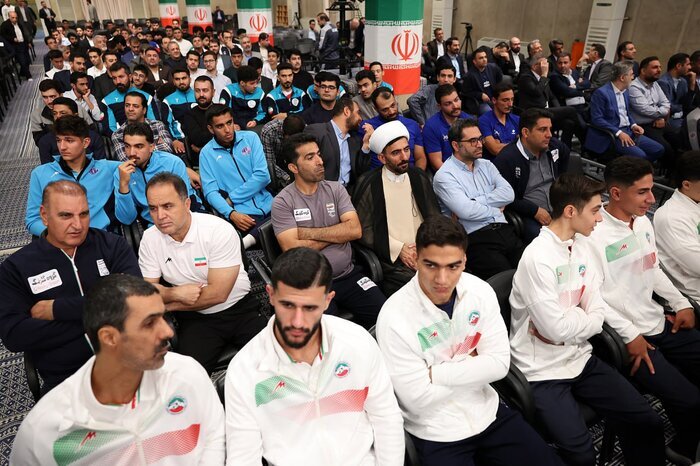 رهبر انقلاب در جمع ورزشکاران رهبر انقلاب در جمع ورزشکاران