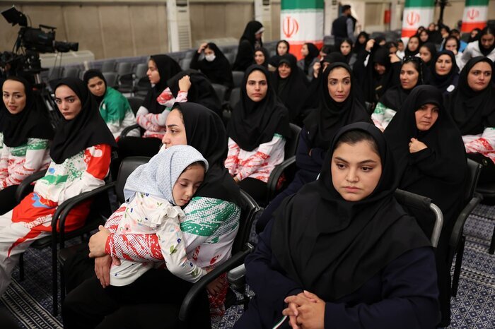 رهبری در جمع بانوان ورزشکار رهبری در جمع بانوان ورزشکار