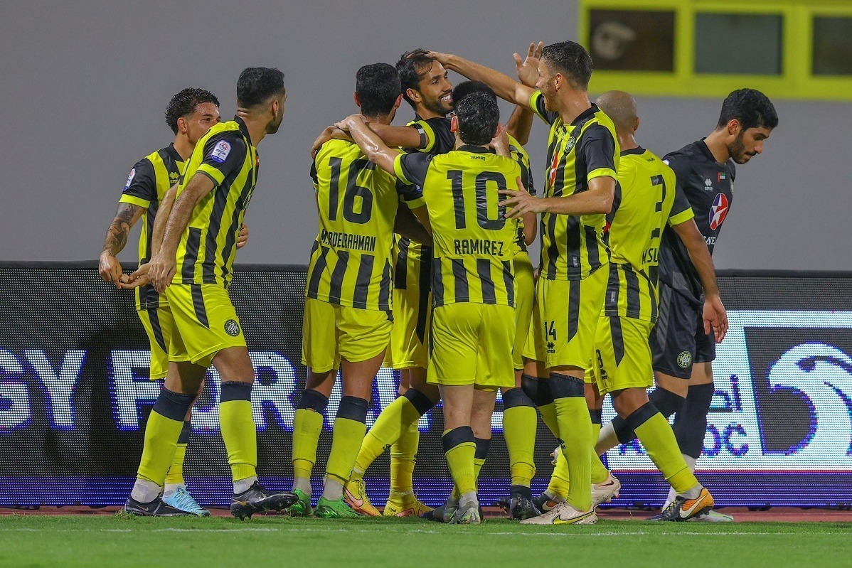 ماجرای پرتاب آیفون به زمین فوتبال در امارات