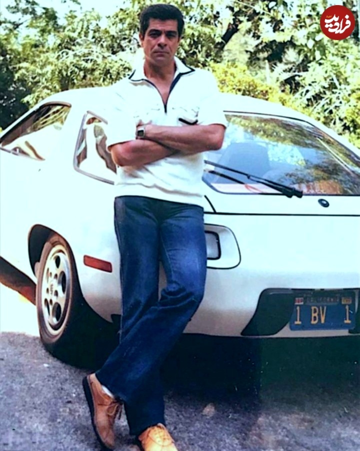 بهروز وثوقی در کنار خودروی لوکس