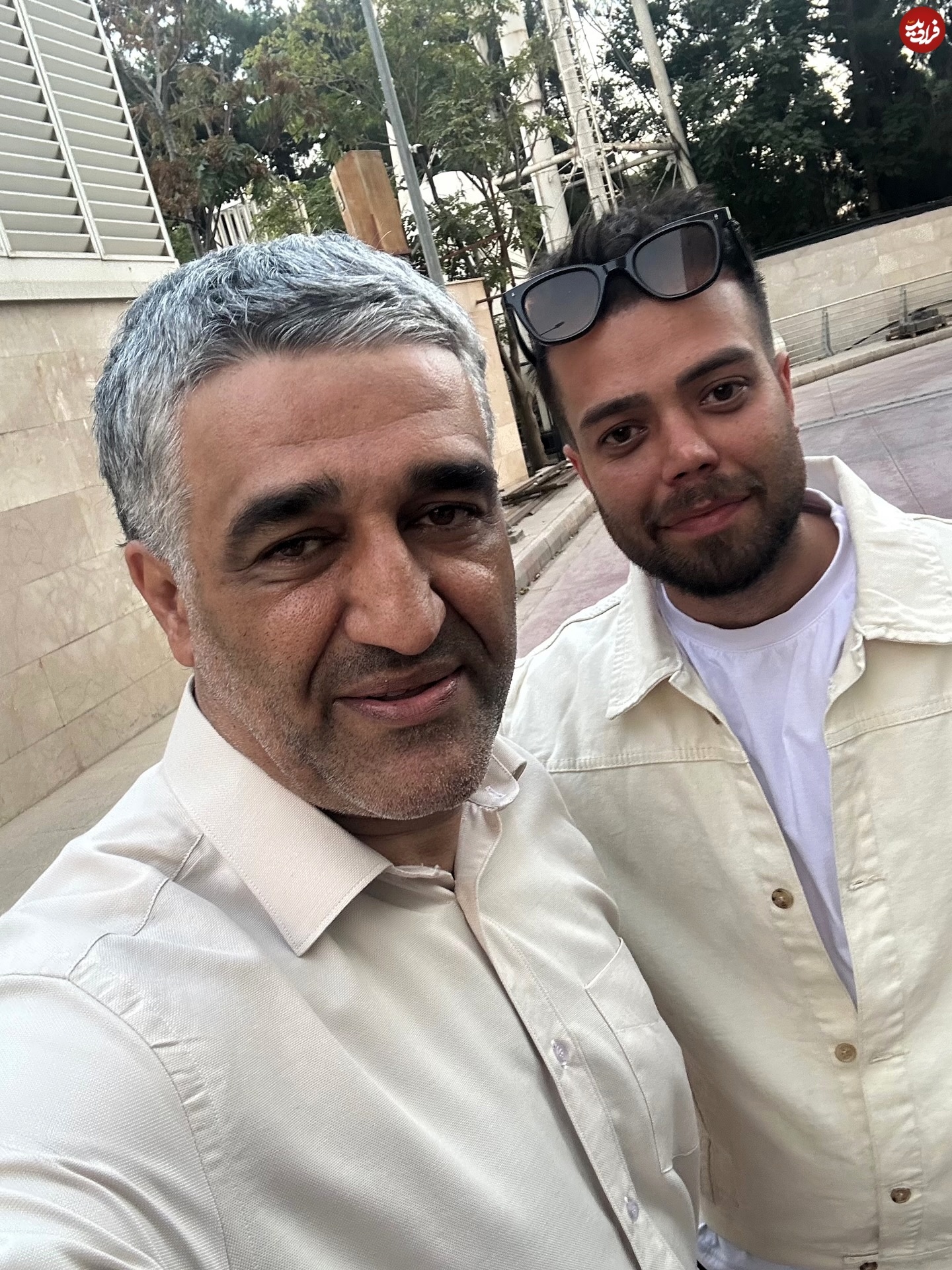 پژمان جمشیدی با چهره غمگین در لوکیشن خاص