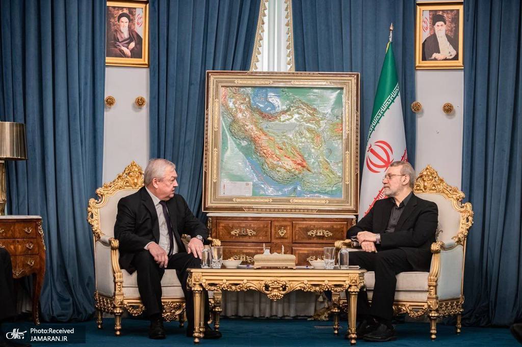 الکساندر لاورنتیف در کنار علی لاریجانی