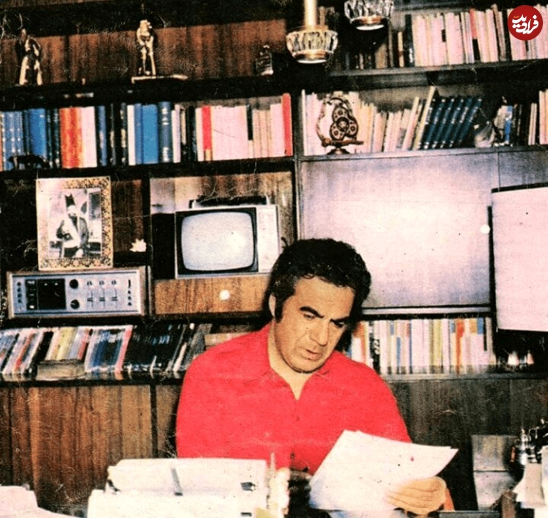 ناصر ملک مطیعی در حال خواندن فیلمنامه در خانه اش