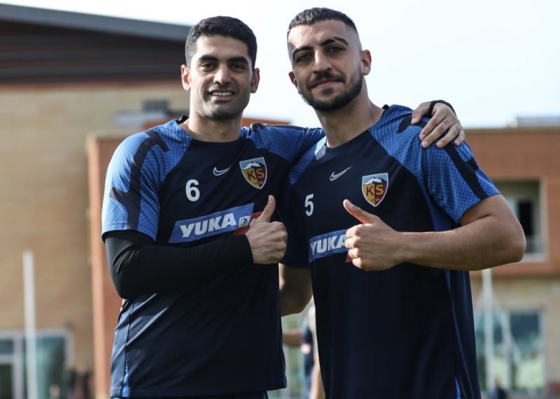 علی کریمی همراه این دو ستاره به استقلال بازمی‌گردد +عکس