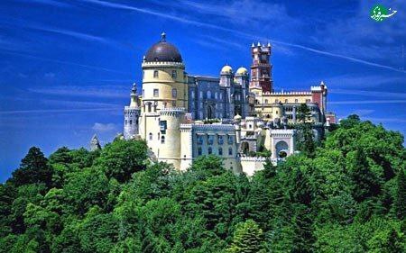 نمایی زیبا از کاخ رنگارنگ و رمانتیک پنا در سینترای پرتغال
